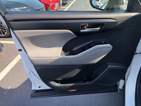 Used 2021 Toyota Highlander XLE image 22