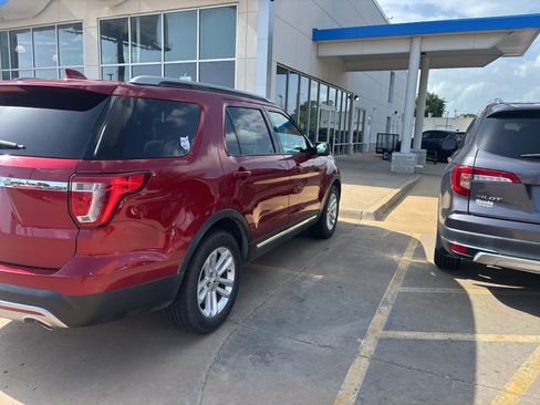 Used 2017 Ford Explorer XLT w/ Equipment Group 201A FWD image 4