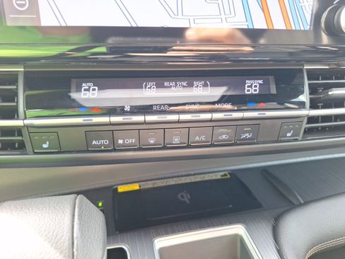 Used 2024 Toyota Sienna XLE Woodland Edition image 28