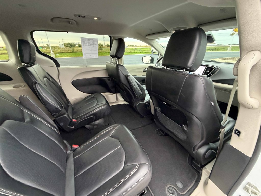 Used 2024 Chrysler Pacifica Touring-L FWD image 25