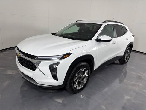 Used 2025 Chevrolet Trax LT FWD image 9