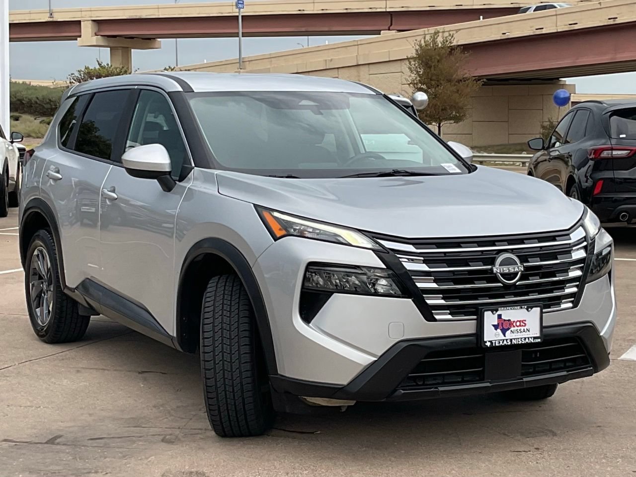 Used 2025 Nissan Rogue SV FWD image 3