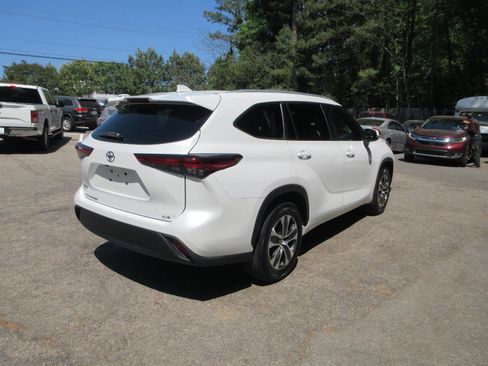 Used 2023 Toyota Highlander XLE FWD image 5