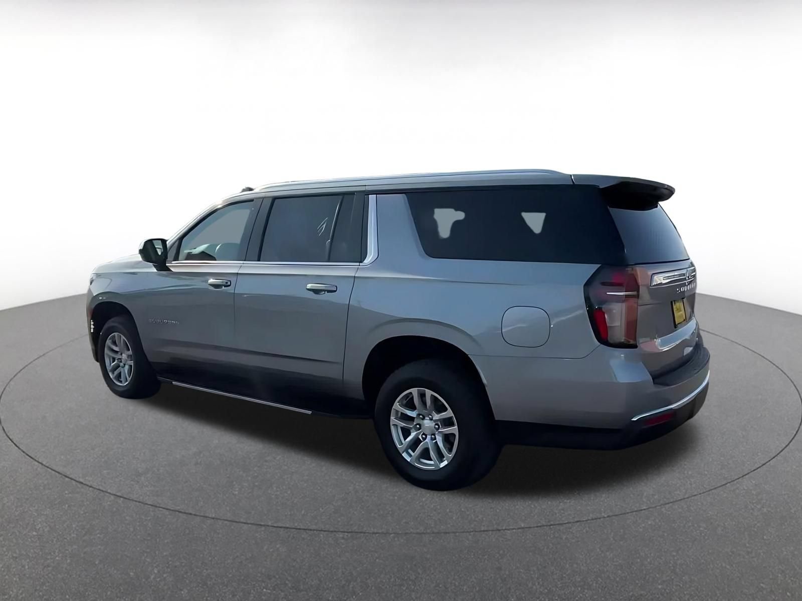 Used 2024 Chevrolet Suburban LT RWD image 9