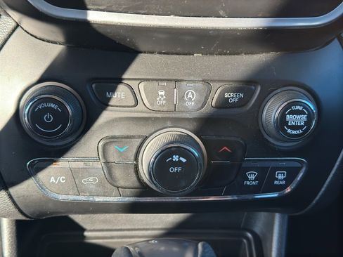 Used 2021 Jeep Cherokee Latitude image 20