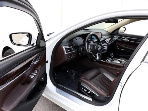 Used 2016 BMW 740i image 2