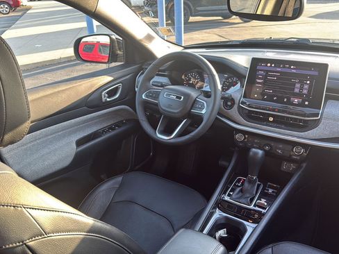 Used 2023 Jeep Compass Latitude image 29