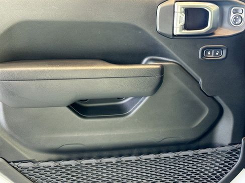 Used 2024 Jeep Wrangler Unlimited image 17