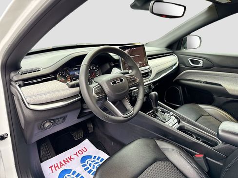 Used 2024 Jeep Compass Latitude image 9