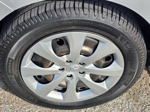 Used 2017 Toyota Corolla LE FWD image 38