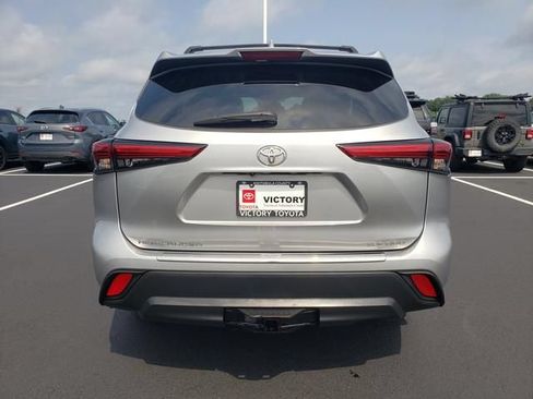 Used 2022 Toyota Highlander XLE AWD/4WD image 6
