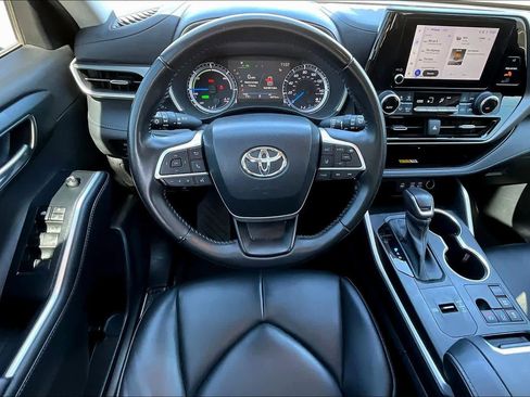Used 2023 Toyota Highlander XLE image 6