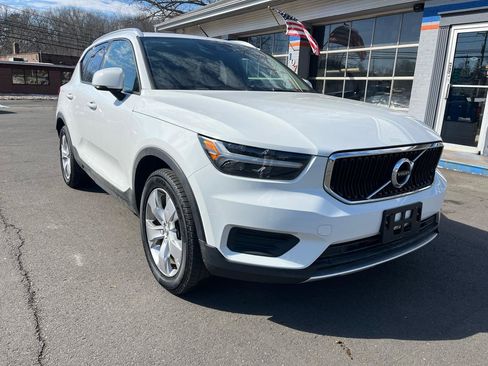 Used 2019 Volvo XC40 T5 Momentum image 7