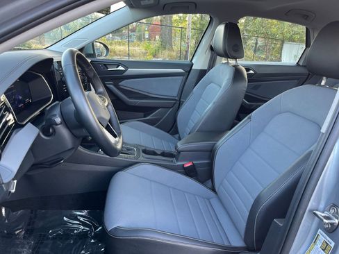 Used 2025 Volkswagen Jetta SE image 36