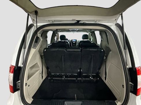 Used 2016 Chrysler Town & Country Touring w/ Driver Convenience Group image 27