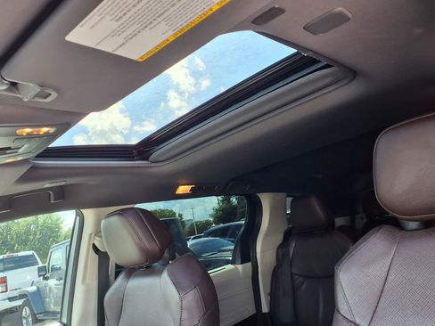 Used 2024 Toyota Sienna Platinum FWD image 5