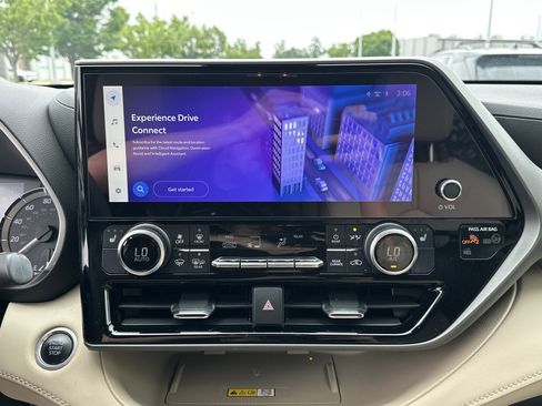 Certified 2024 Toyota Highlander XLE FWD image 24