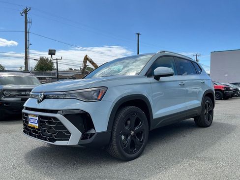 New 2025 Volkswagen Taos SEL image 4