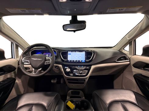 Used 2023 Chrysler Pacifica Touring-L FWD image 42