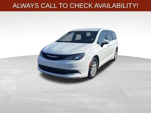 Used 2023 Chrysler Voyager LX FWD image 3