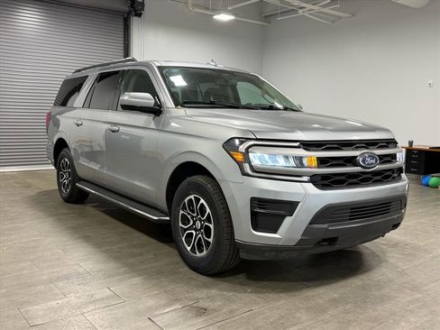Used 2023 Ford Expedition Max XLT image 2