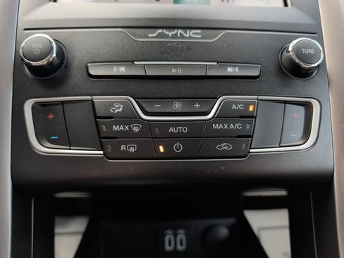 Used 2019 Ford Fusion SE image 16