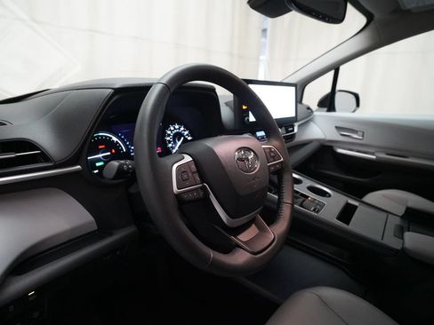 Used 2025 Toyota Sienna XLE FWD image 8