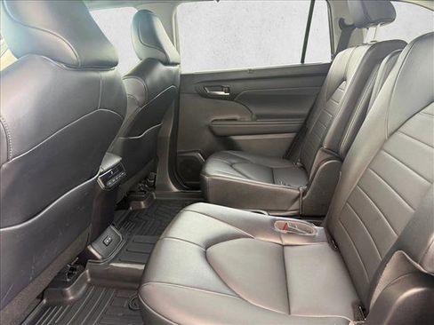 Used 2022 Toyota Highlander XLE FWD image 22