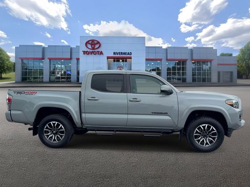 Used 2020 Toyota Tacoma TRD Sport w/ Technology Package AWD/4WD image 3