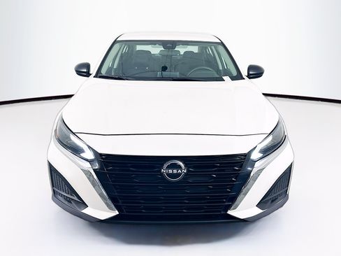 Used 2025 Nissan Altima 2.5 SV FWD image 2