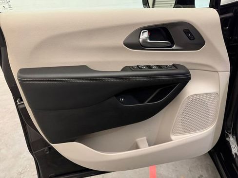 Used 2022 Chrysler Pacifica Touring-L w/ Uconnect Theater Family Group image 4