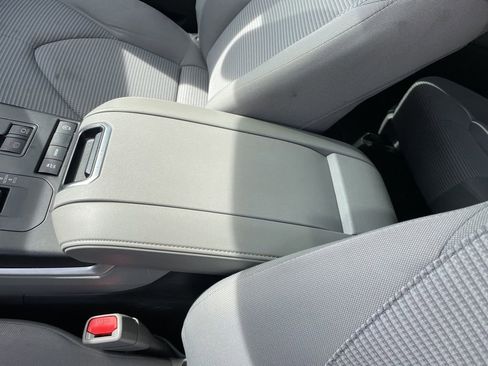 Used 2021 Toyota Highlander LE FWD image 20