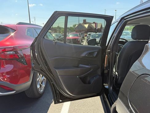 Used 2025 Chevrolet Trax LT FWD image 6