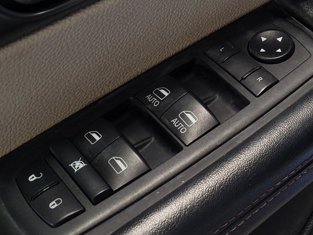 Used 2020 Chrysler Pacifica Touring-L FWD image 27