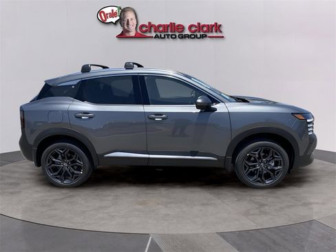 New 2025 Nissan Kicks SR image 8