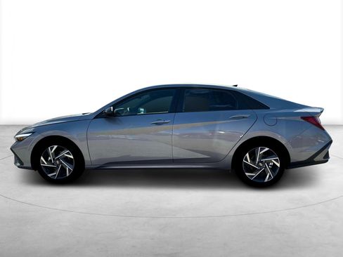 New 2025 Hyundai Elantra SEL image 3