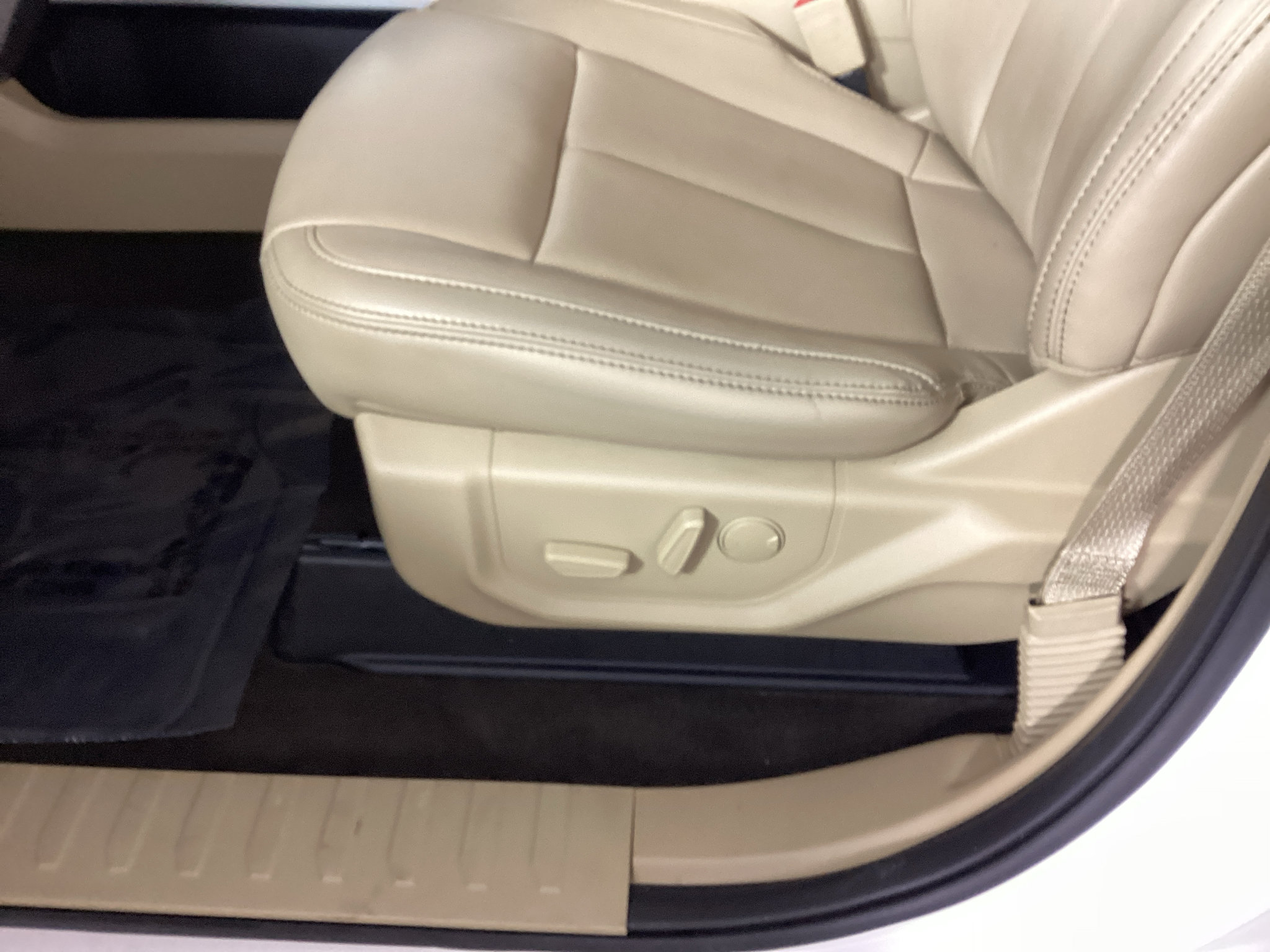 Used 2019 Ford F150 Lariat w/ Equipment Group 502A Luxury AWD/4WD image 16