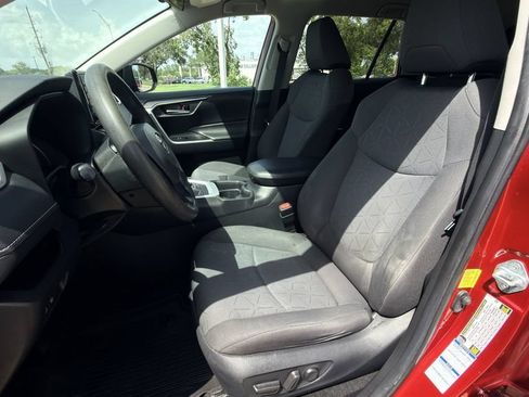 Used 2021 Toyota RAV4 XLE AWD/4WD image 25