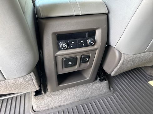 Used 2018 Chevrolet Traverse Premier w/ Driver Confidence II Package FWD image 16