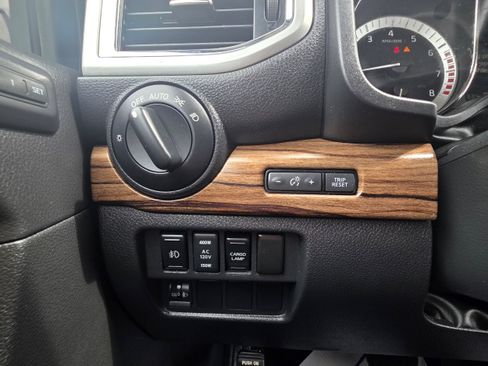 Used 2019 Nissan Titan SL w/ Off-Road Package AWD/4WD image 14