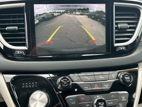 Used 2024 Chrysler Pacifica Touring-L FWD image 28