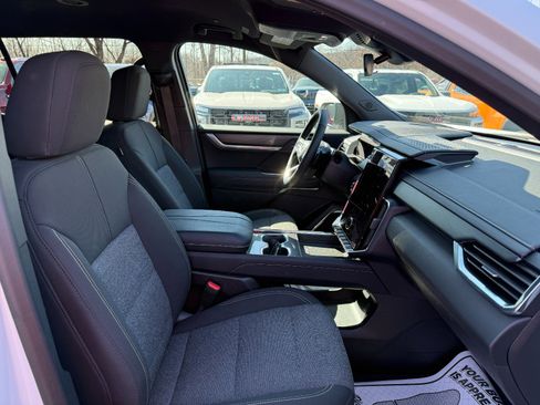 Used 2025 GMC Acadia Elevation image 22