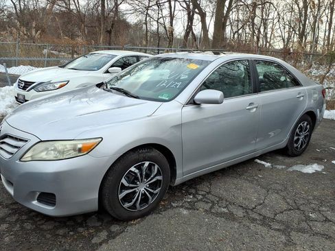 Used 2010 Toyota Camry LE image 2