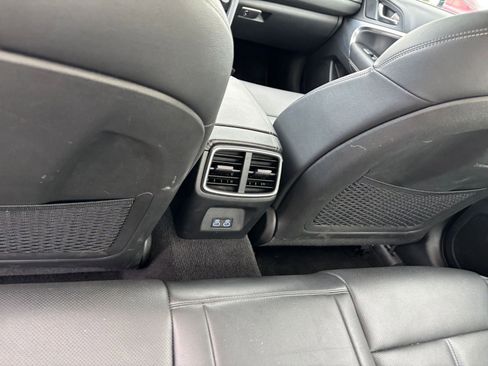 Used 2025 Genesis G70 2.5T image 25