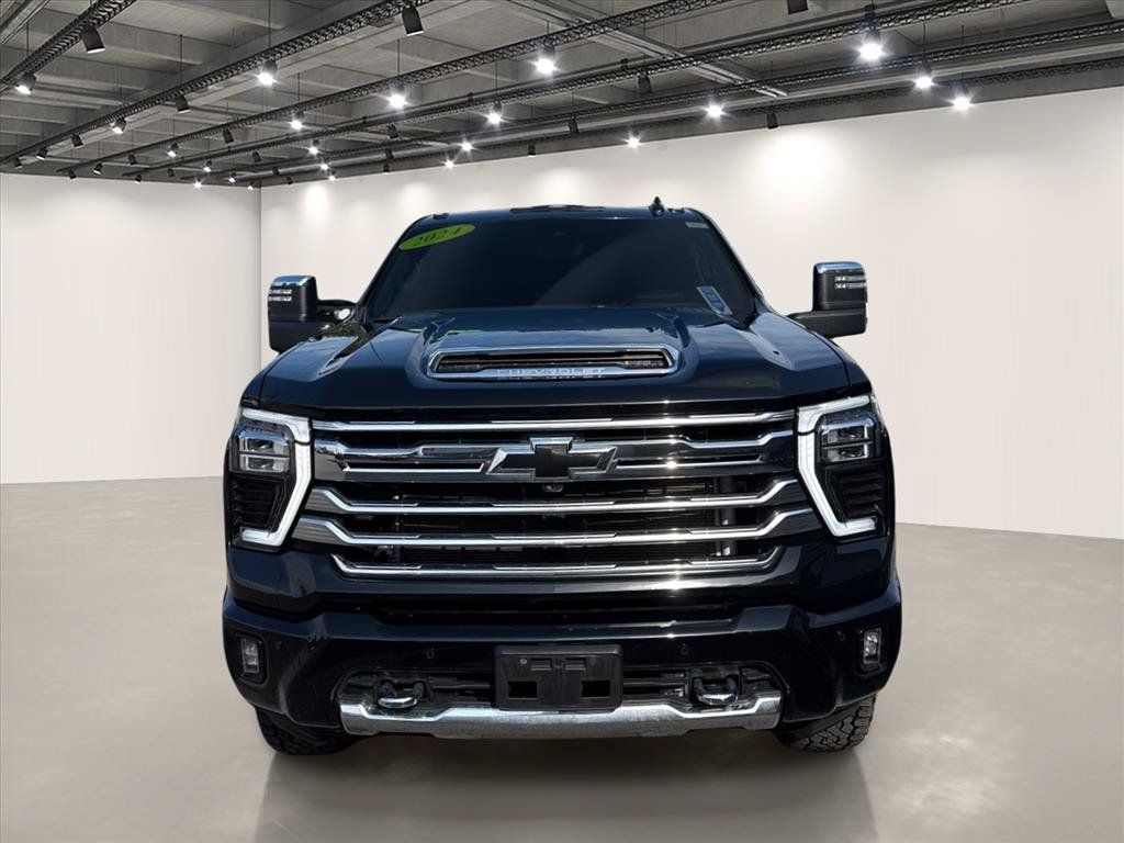 Used 2024 Chevrolet Silverado 2500 High Country w/ High Country Premium Package AWD/4WD image 2