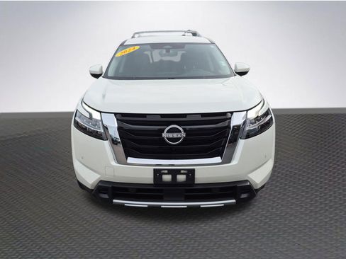 Used 2024 Nissan Pathfinder SL AWD/4WD image 3