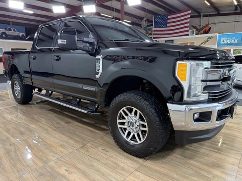 Used 2017 Ford F250 Lariat w/ Lariat Value Package AWD/4WD image 3