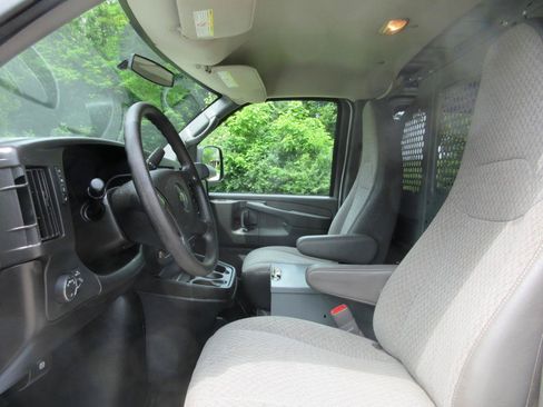 Used 2014 Chevrolet Express 2500 RWD image 32