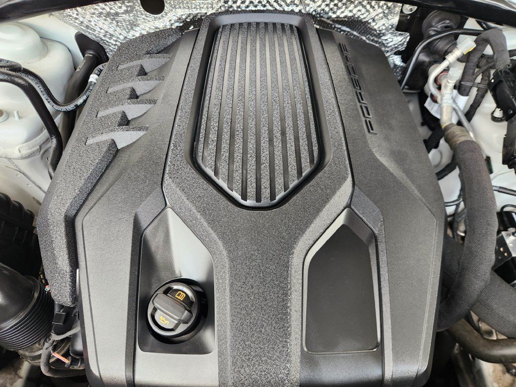 Used 2024 Porsche Macan Turbo AWD/4WD image 30