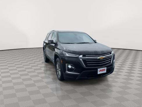 Used 2023 Chevrolet Traverse LT image 3